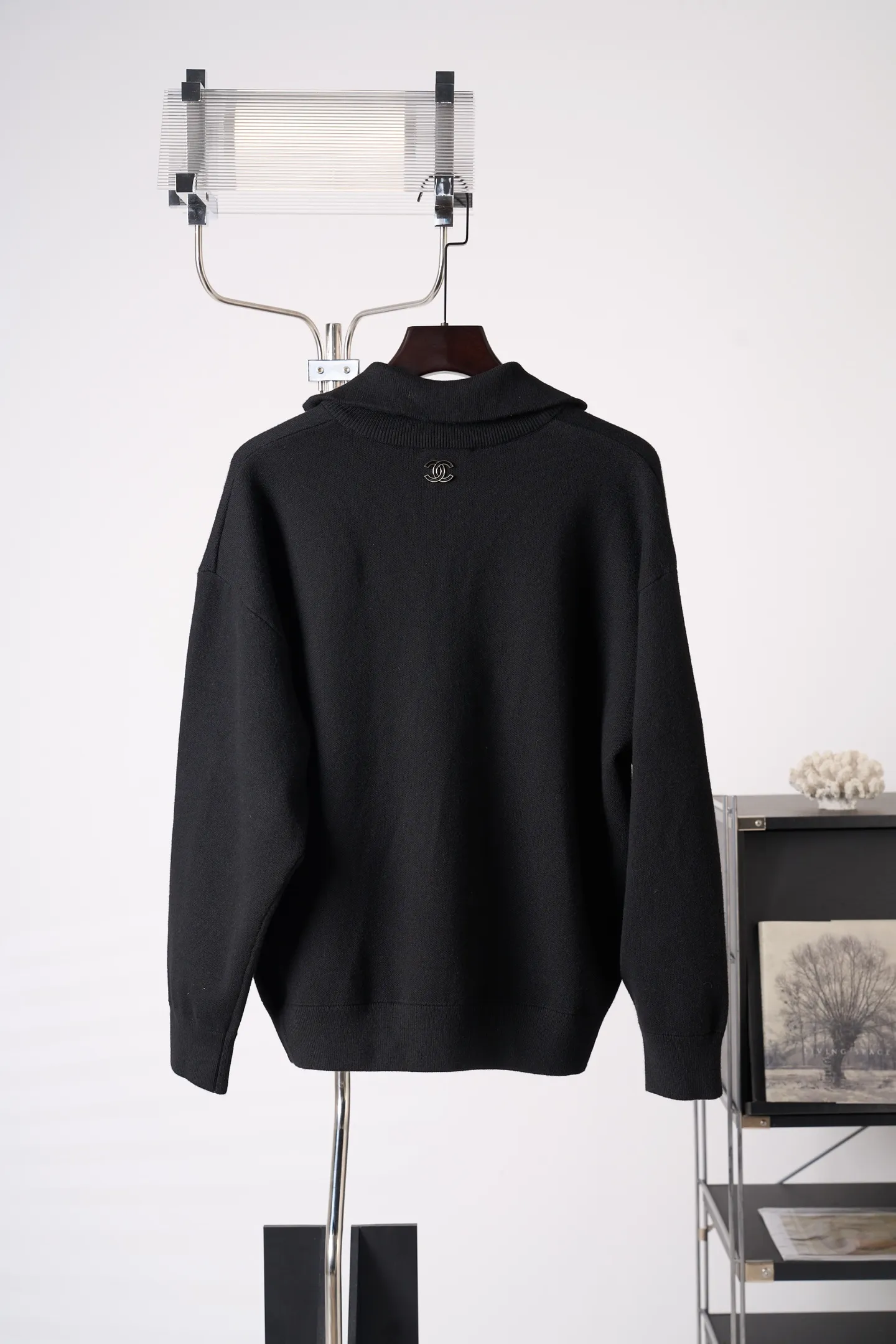 [In-Stock] CHANEL/Chanel Stand Collar Wool and Silk Logo Logo Pullover Sweater [In Stock] 36 38 40 42 Authentic 28,000 purchase and development, 46-count wool blended double-ply yarn, imported from Germany (SOTO) loom, hand-stitched logo, wool enzyme washing, customized 1:1 hardware, customized 1:1 zipper, customized 1:1 trademark, fitted version, hand washing recommended (this product is made of wool and is not easy to machine wash)